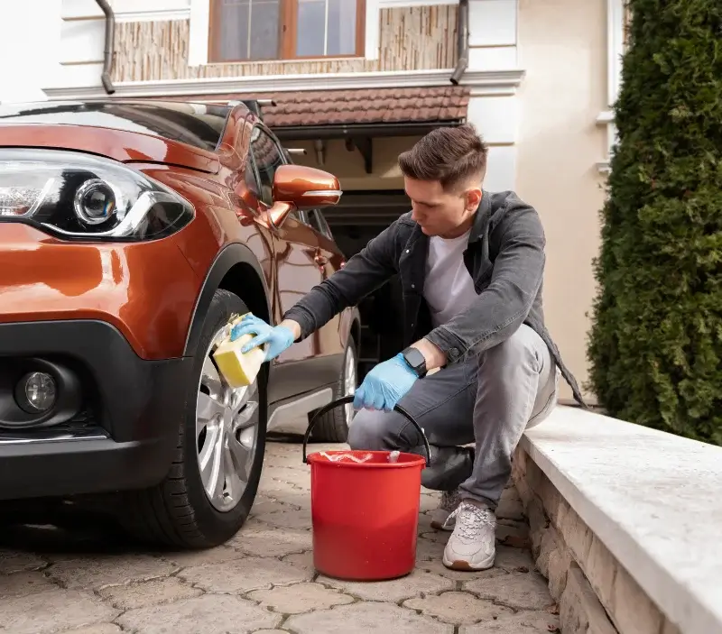Lavage auto à domicile Bagnols : professionnel intervenant sur un véhicule